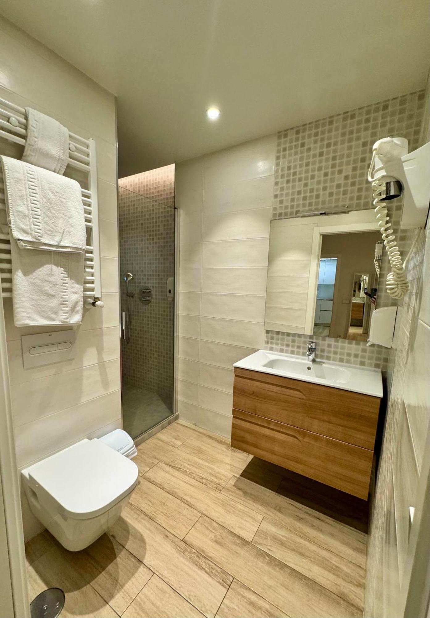 Apartamentos Apolo Madrid Eksteriør billede