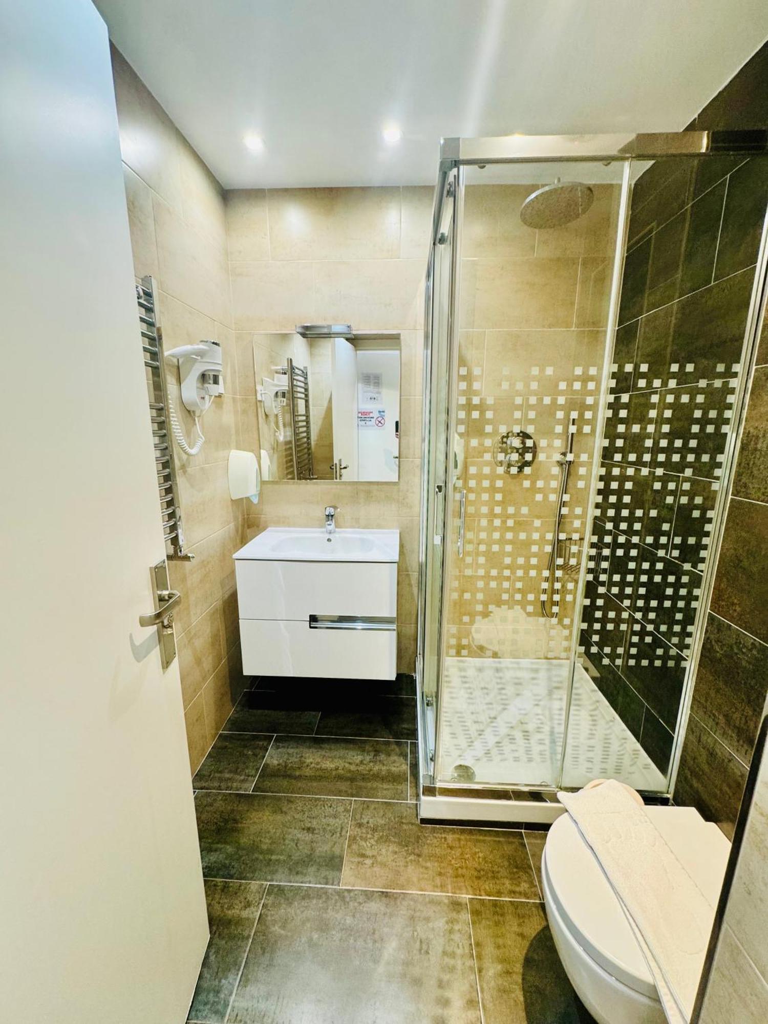 Apartamentos Apolo Madrid Eksteriør billede