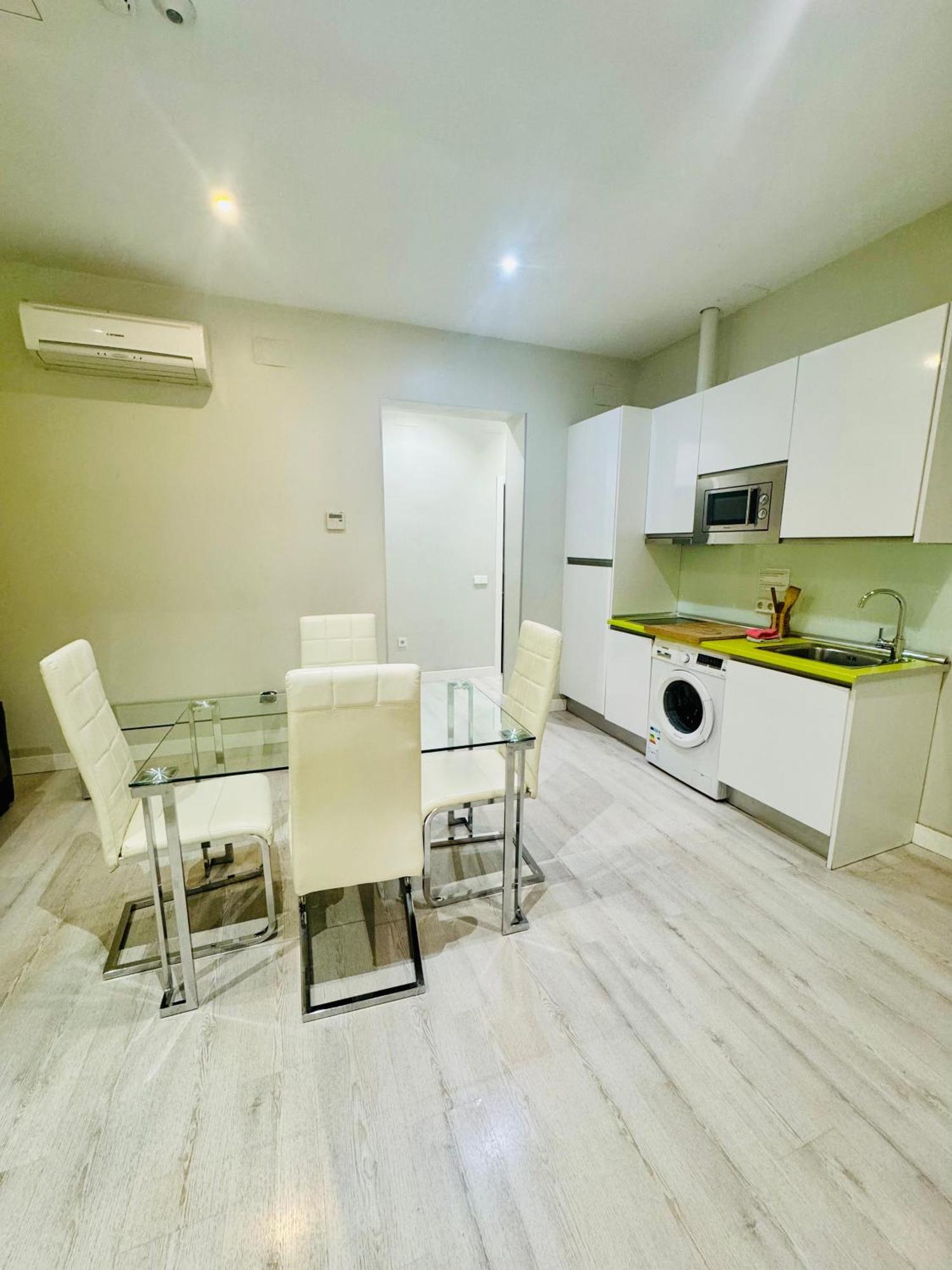 Apartamentos Apolo Madrid Eksteriør billede